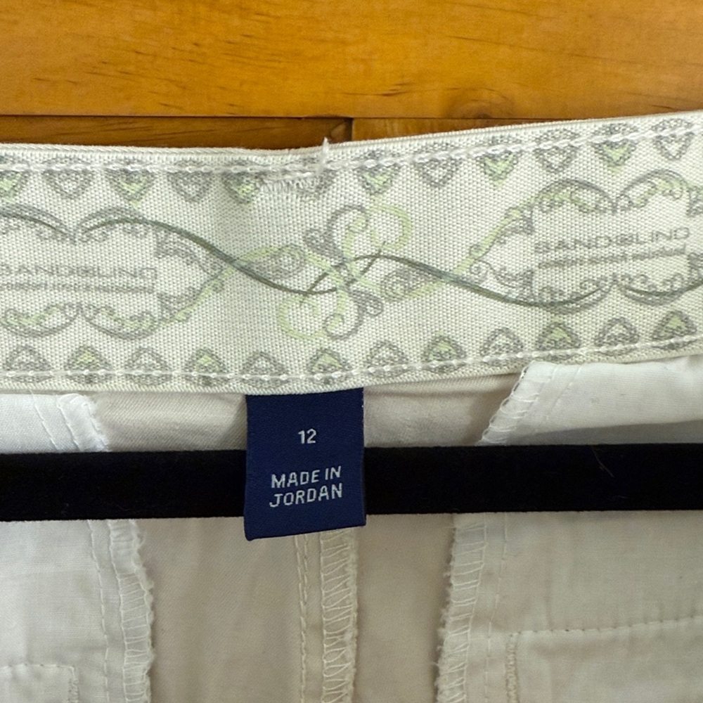 Bandolino Women's Cream Capris - Picture 2 of 7